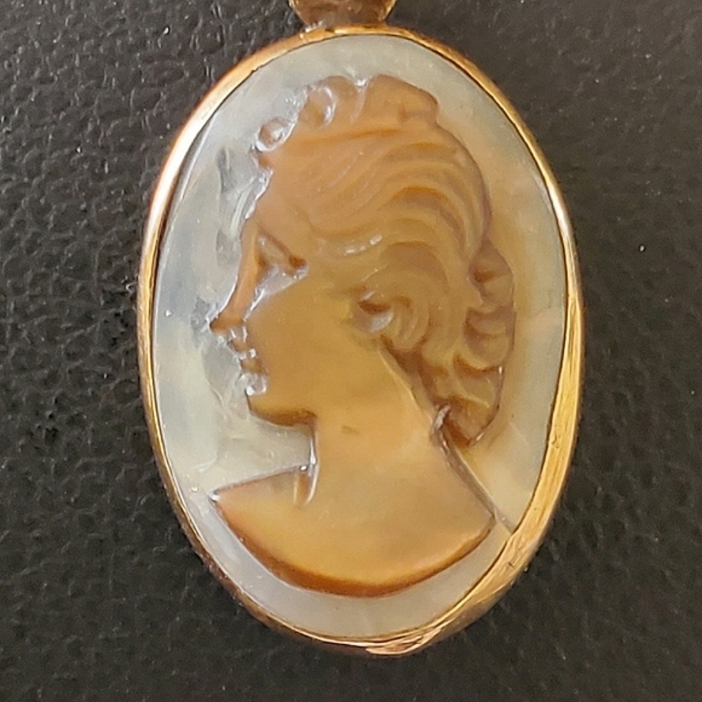 14K Gold Cameo Pendant